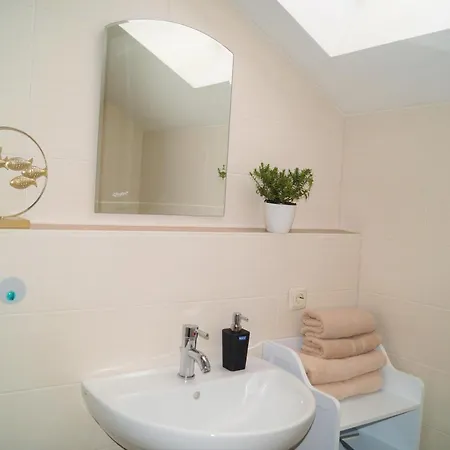 Apartment Mit Pool, Wlan, Tv, Balkon, Regen Dusche *